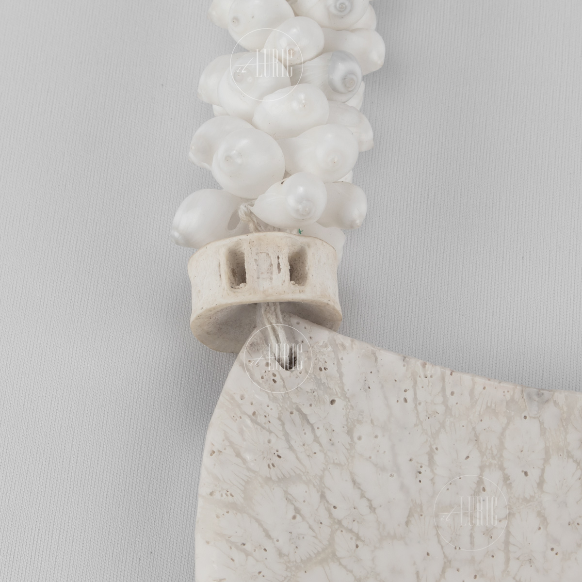 COLAR DECORATIVO DE MESA HAWAII, DETALHE UNIÃO DAS CONCHAS COM OSSO EM MEIA LUA