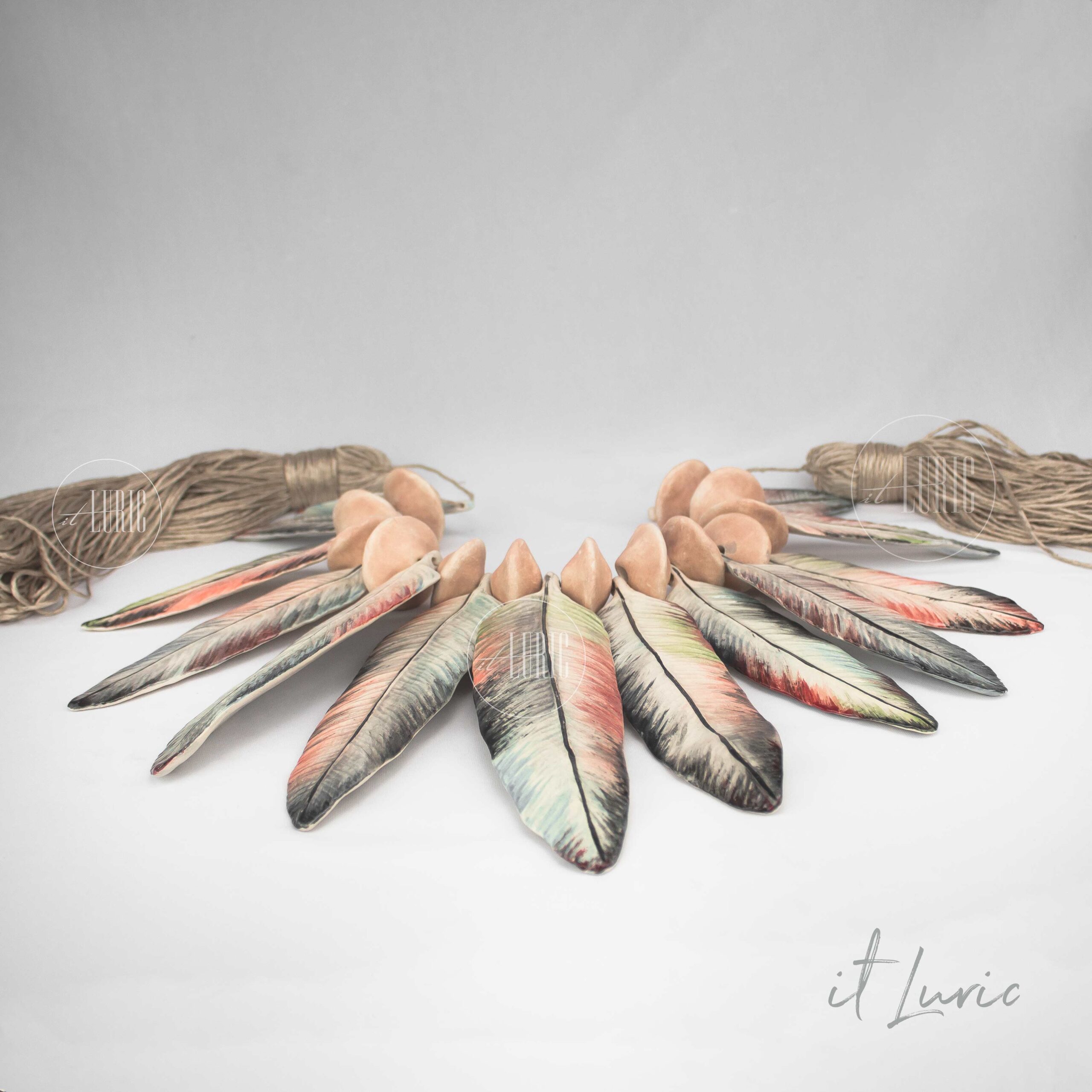 COLAR EM FAIANÇA MACAW COCAR - COLAR DECORATIVO DE MESA