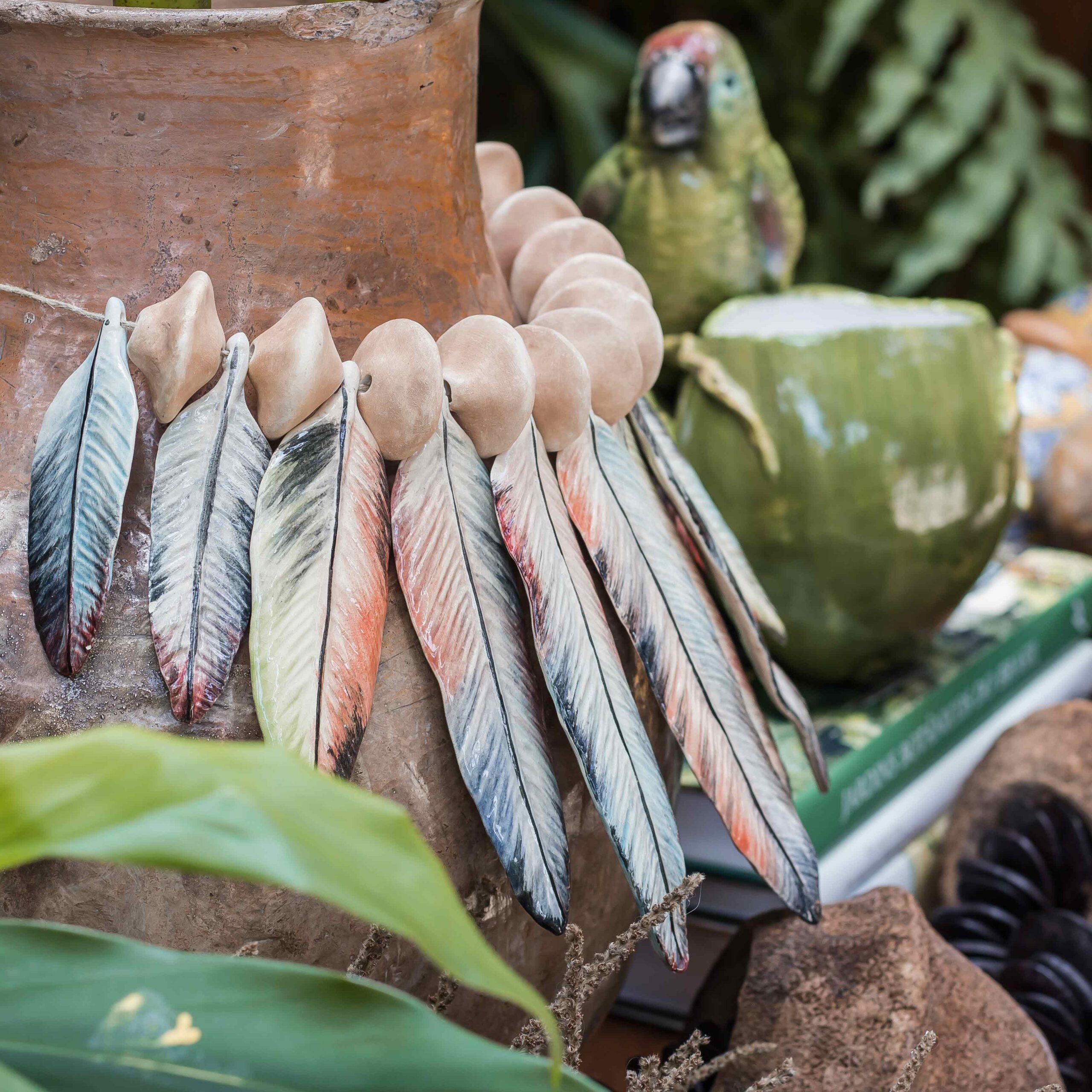COLAR EM FAIANÇA MACAW COCAR - DETALHE DO COLAR
