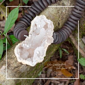 COLAR CERÂMICA PRETA GEODO BRANCO-M (1)
