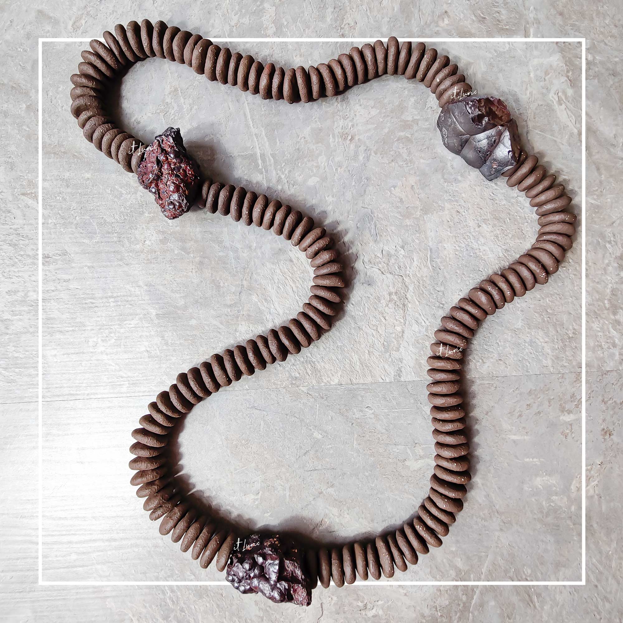 Colar de Mesa Cerâmica Preta com Chamote Branco e Pedra Hematita Botrioidal 1 COLAR DE MESA CERÂMICA PRETA COM CHAMOTE BR (1)