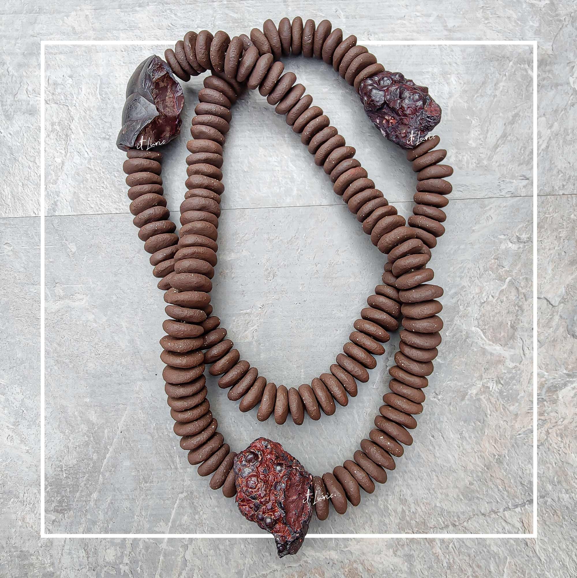 COLAR DE MESA CERÂMICA PRETA COM CHAMOTE BRANCO E PEDRA HEMATITA BOTRIOIDAL