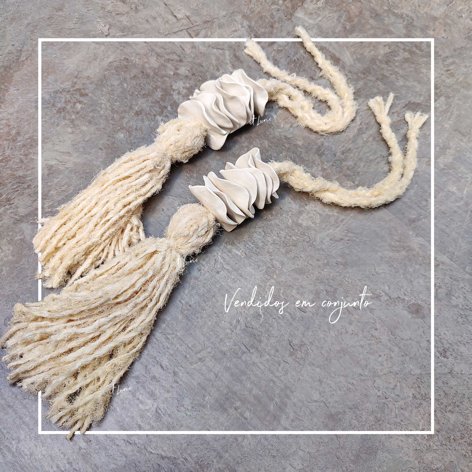 Conjunto Pingente Porcelana Flor com Tassel Pluma de Seda com Viscose Cor Pinus 1 CONJUNTO PINGENTE PORCELANA FLOR COM TASSEL PLUMA DE SEDA COM VISCOSE COR PINUS