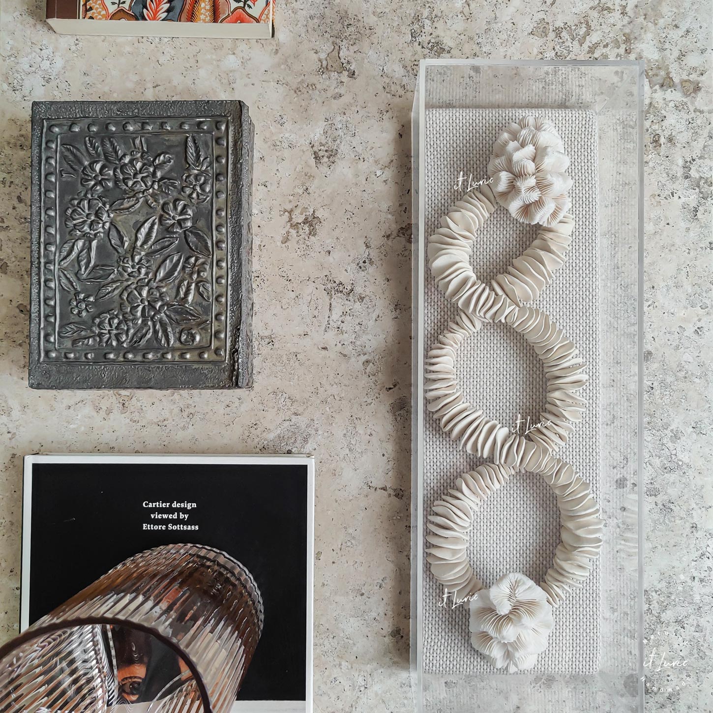 Cúpula Acrílica com Colar Cerâmica Orgânica Branca e Corais
