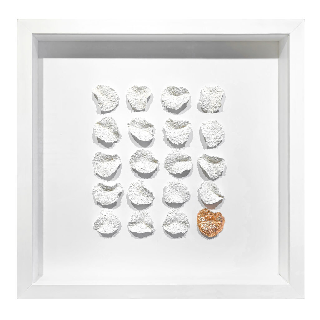 QUADRO FUXICO PORCELANA COM DETALHE BANHADO DE COBRE