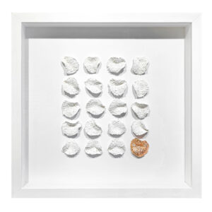 QUADRO FUXICO PORCELANA COM DETALHE BANHADO DE COBRE