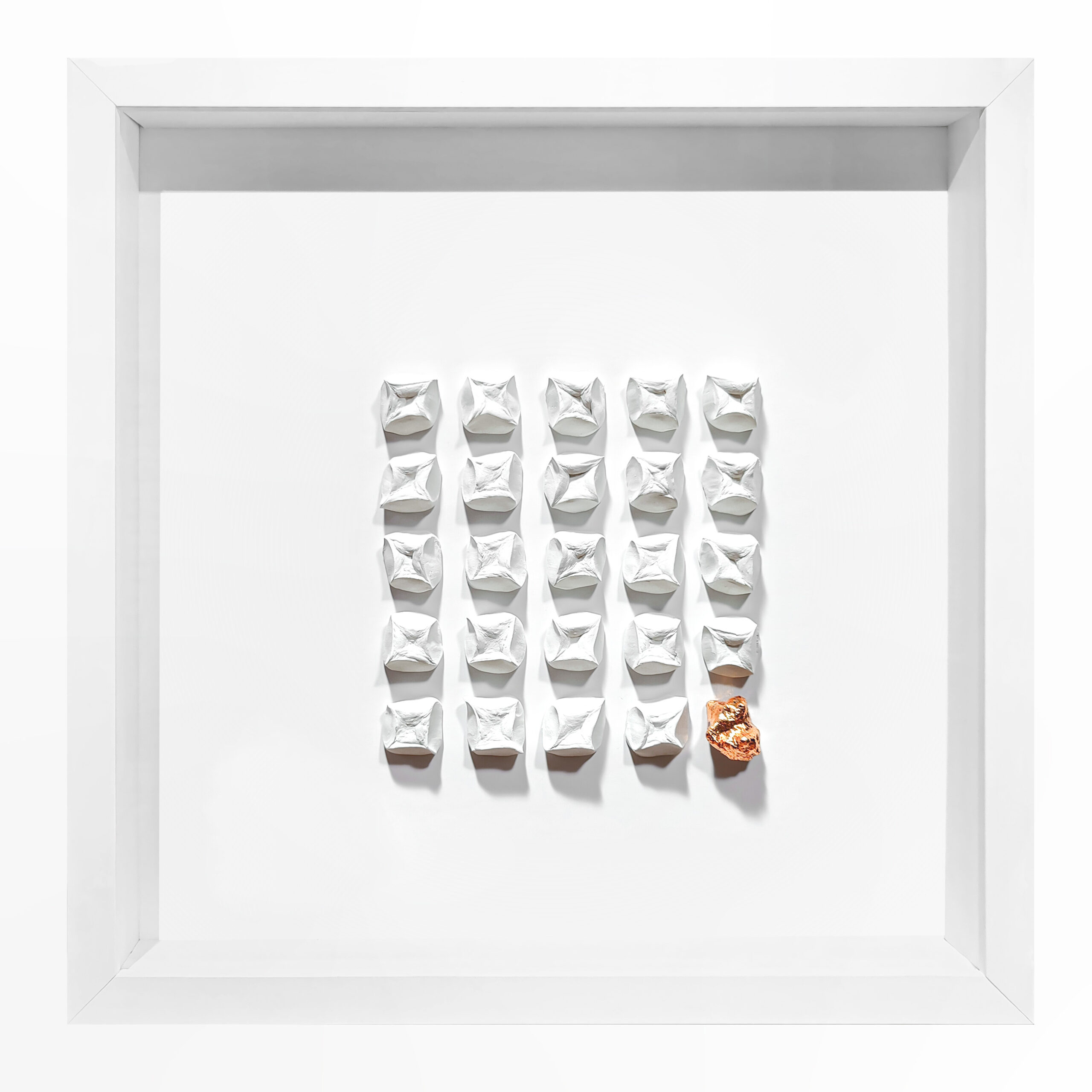 Quadro Porcelana com Pedra Banhada em Cobre Pátina Dourada
