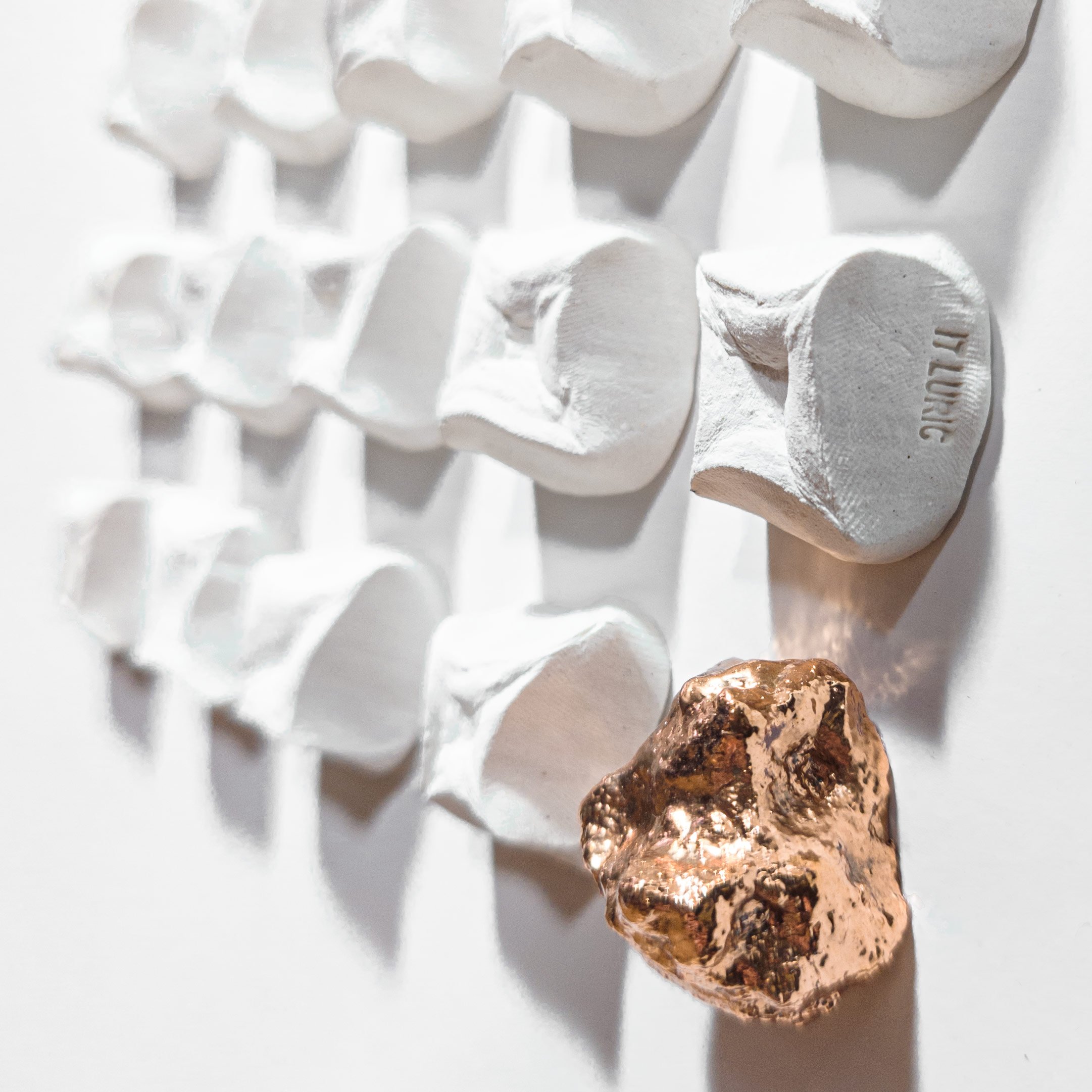 Quadro Porcelana com Pedra Banhada em Cobre Pátina Dourada