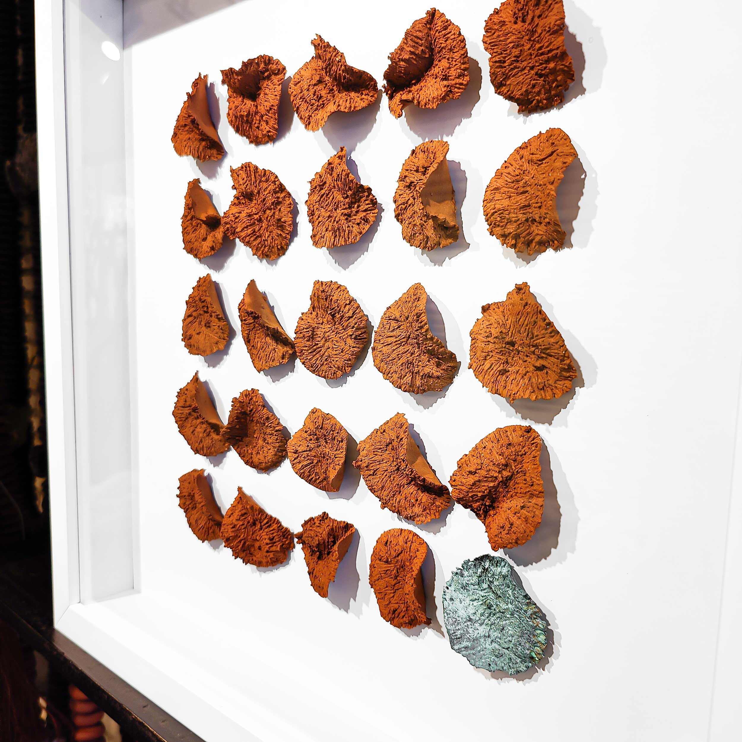 Quadro fuxico terracota com Detalhe Banhado em Cobre