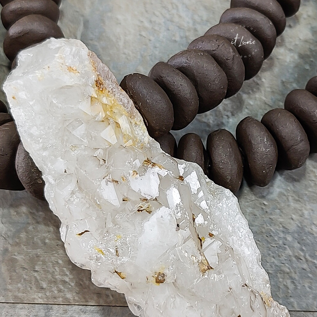 Colar Cerâmica Preta Baixa com Cristal de Quartzo com Ferro