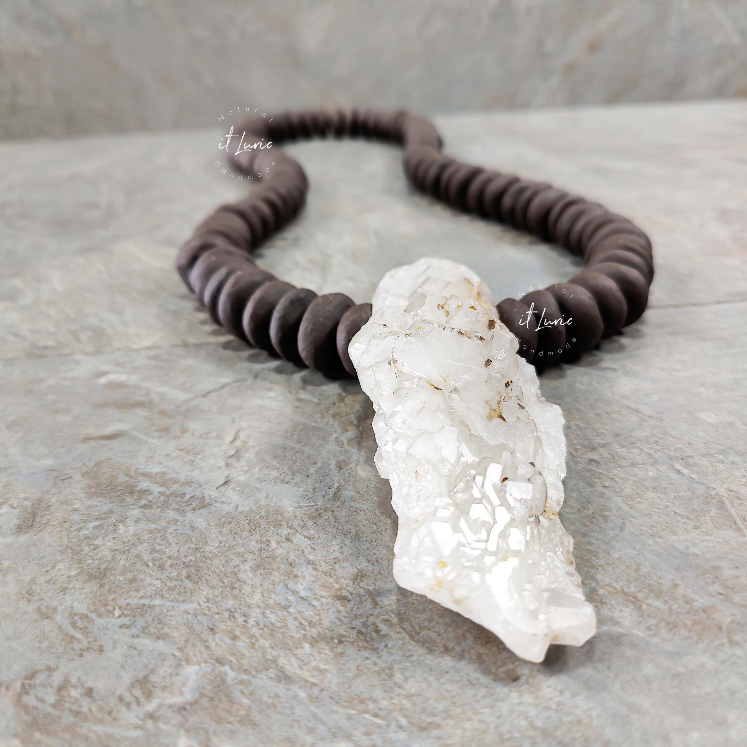Colar Cerâmica Preta Baixa com Cristal de Quartzo com Ferro 1 Colar Cerâmica Preta Baixa com Cristal de Quartzo com Ferro