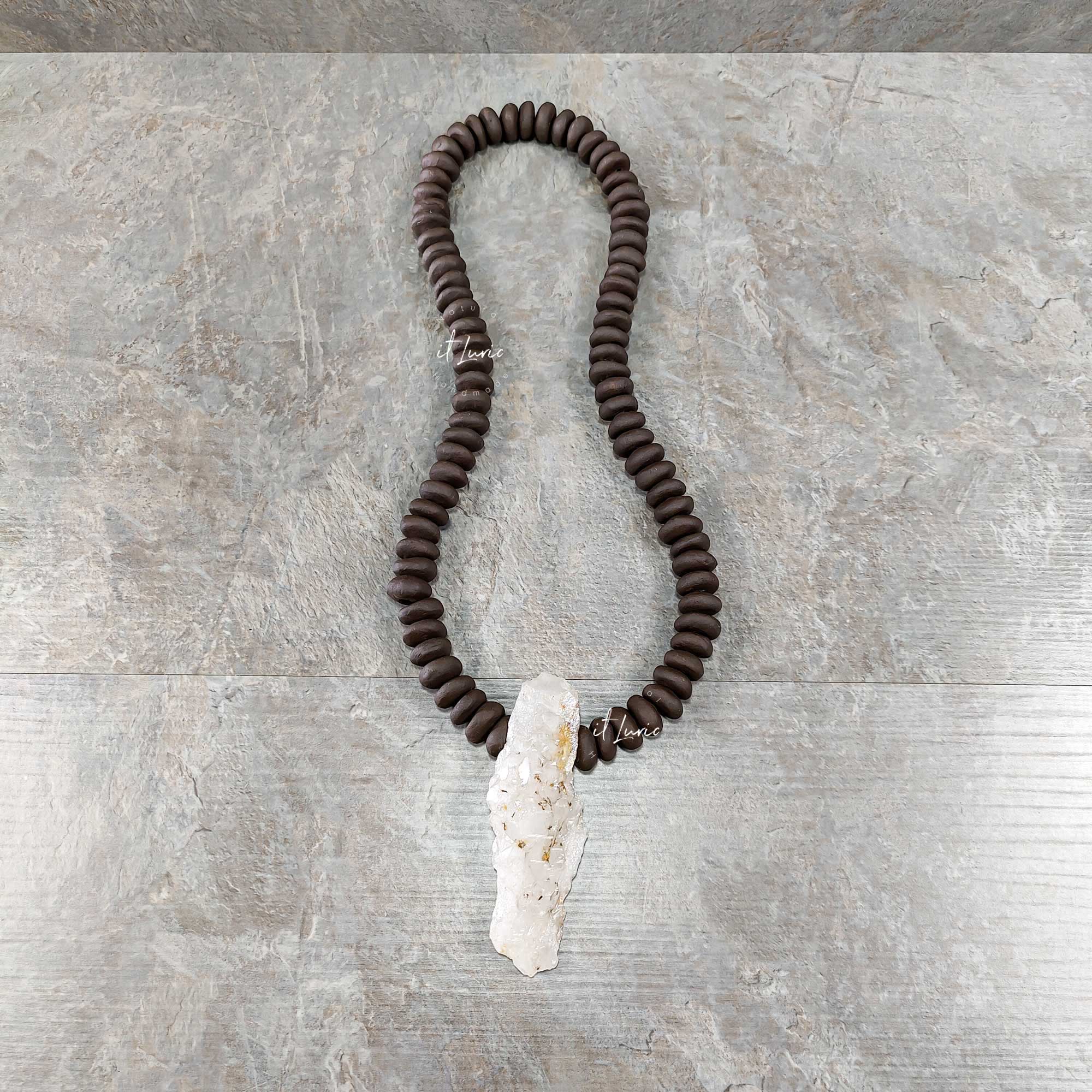 Colar Cerâmica Preta Baixa com Cristal de Quartzo com Ferro