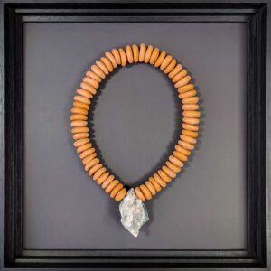 Quadro Colar Cerâmica Terracota Chamote Branco com Geodo de Calcita