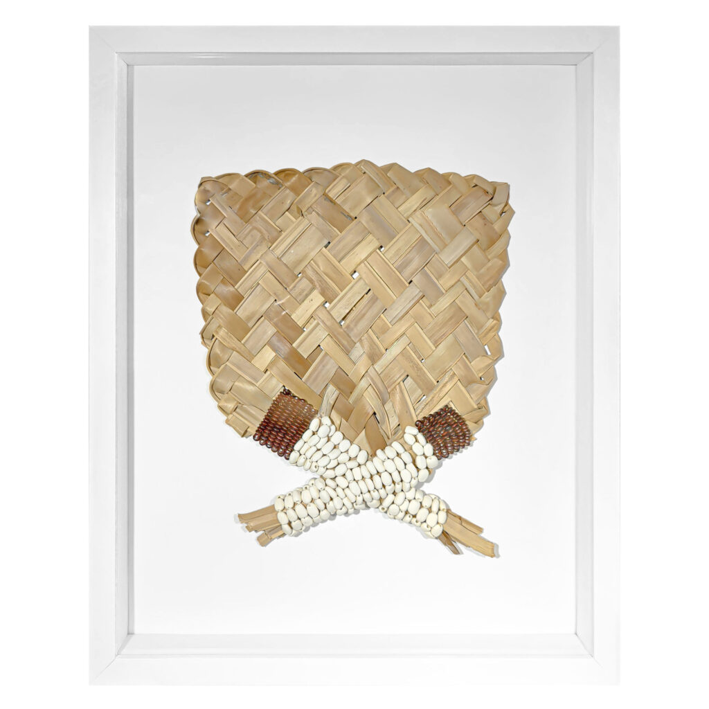 Quadro Leque com Missangas de Cerâmica e Madeira