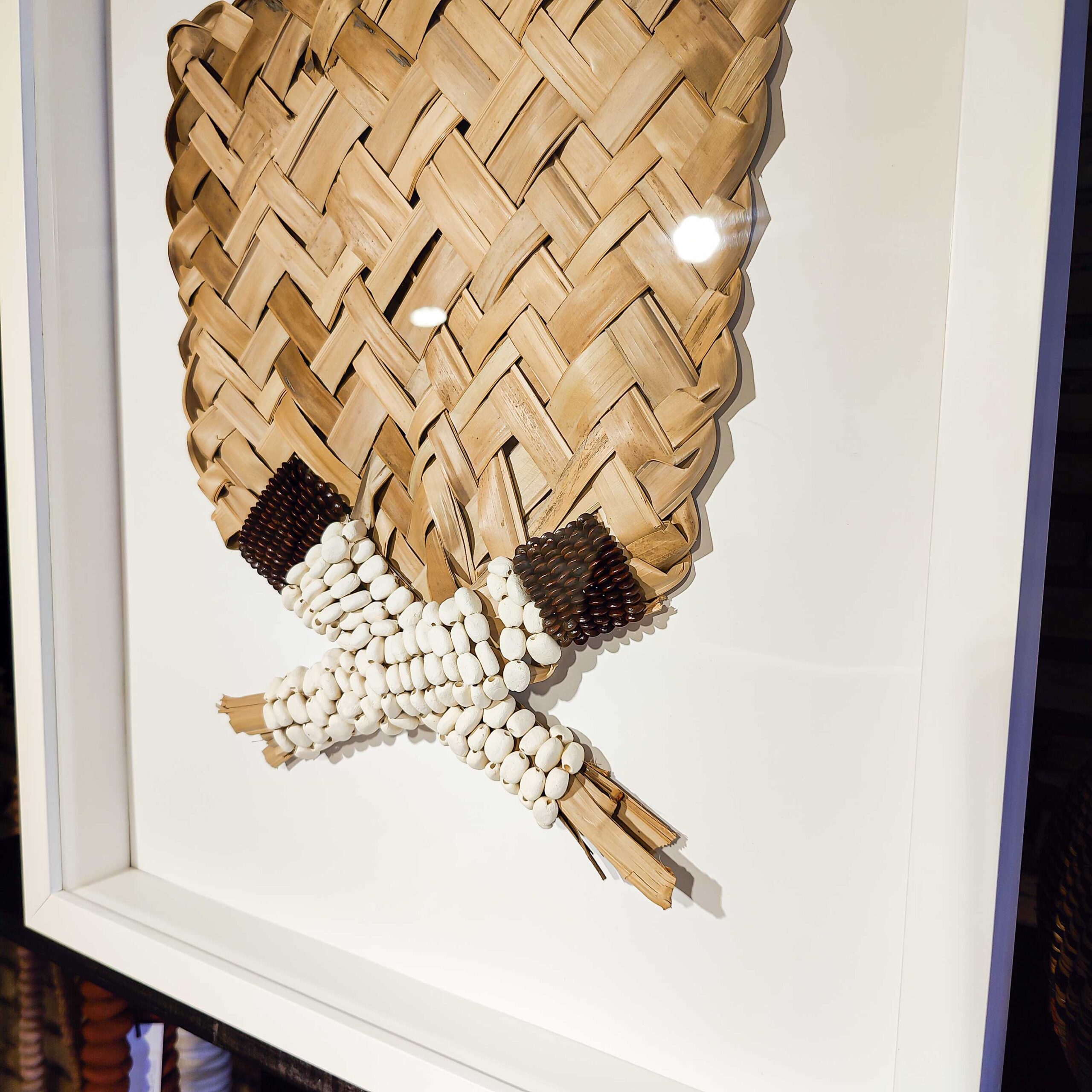 Quadro Leque com Missangas de Cerâmica e Madeira