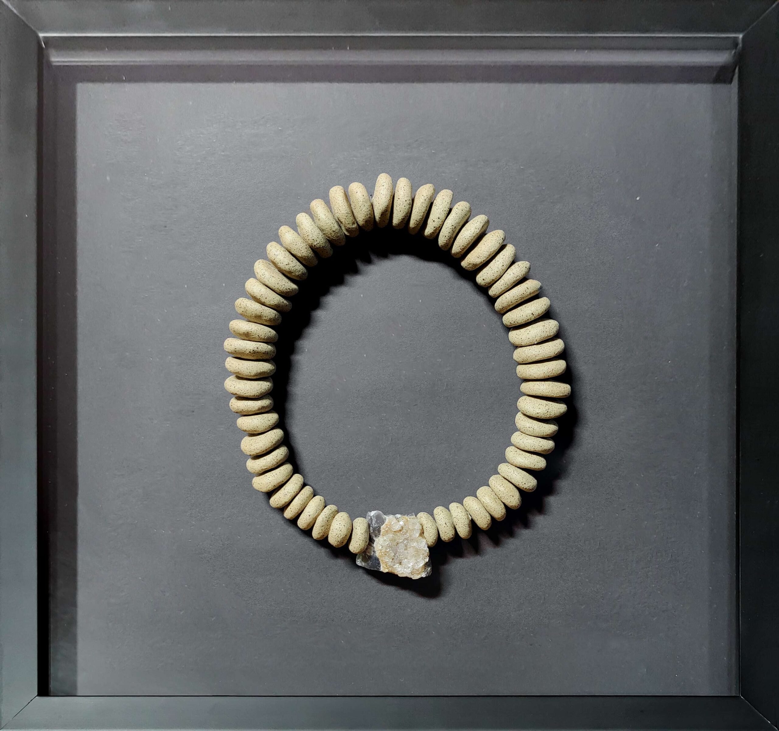 Quadro Colar Cerâmica Tabaco com Ametista