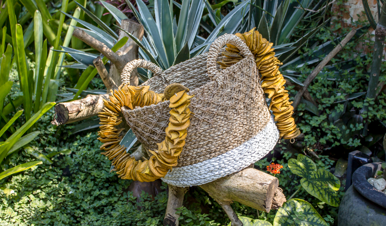 Cesta de Taboa Bicolor com Detalhe Trançado-DETALHE