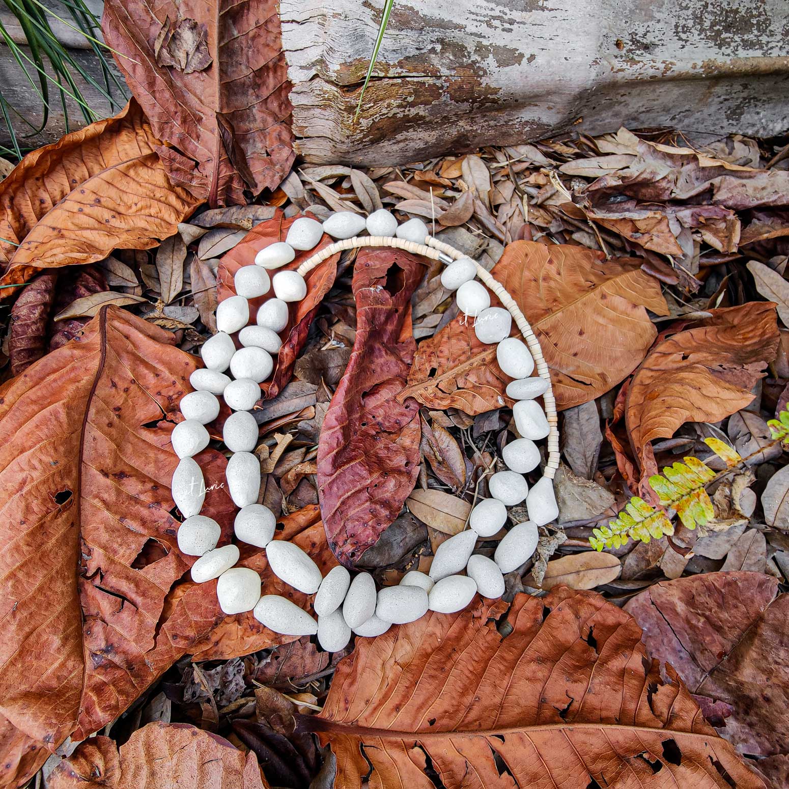 Colar-de-Mesa-Ceramica-Branca-com-Missangas-de-Madeira-.jpg