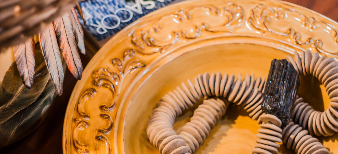10 maneiras de usar colares de cerâmica na decoração